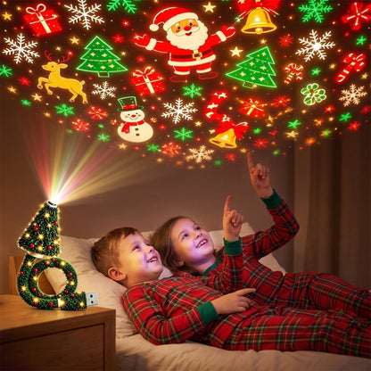 Deux enfants regardent les motifs de Noël projetés au plafond